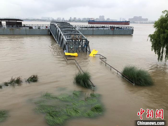 九江江洲告急球王会：水位距98年最高位仅剩022米江西洪灾为何如此严重