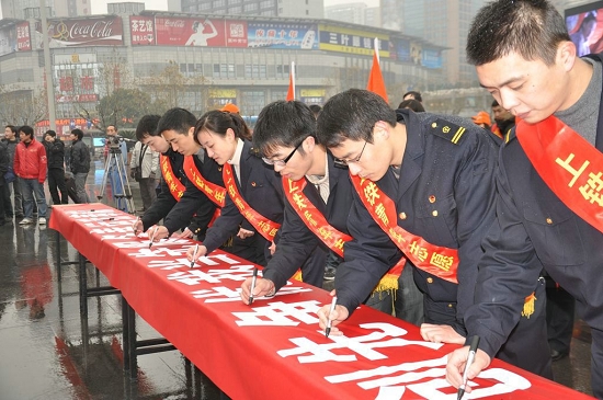 球王会:
“创先争优我当先服务春运我奉献”上海铁路局青年志愿服务活动
